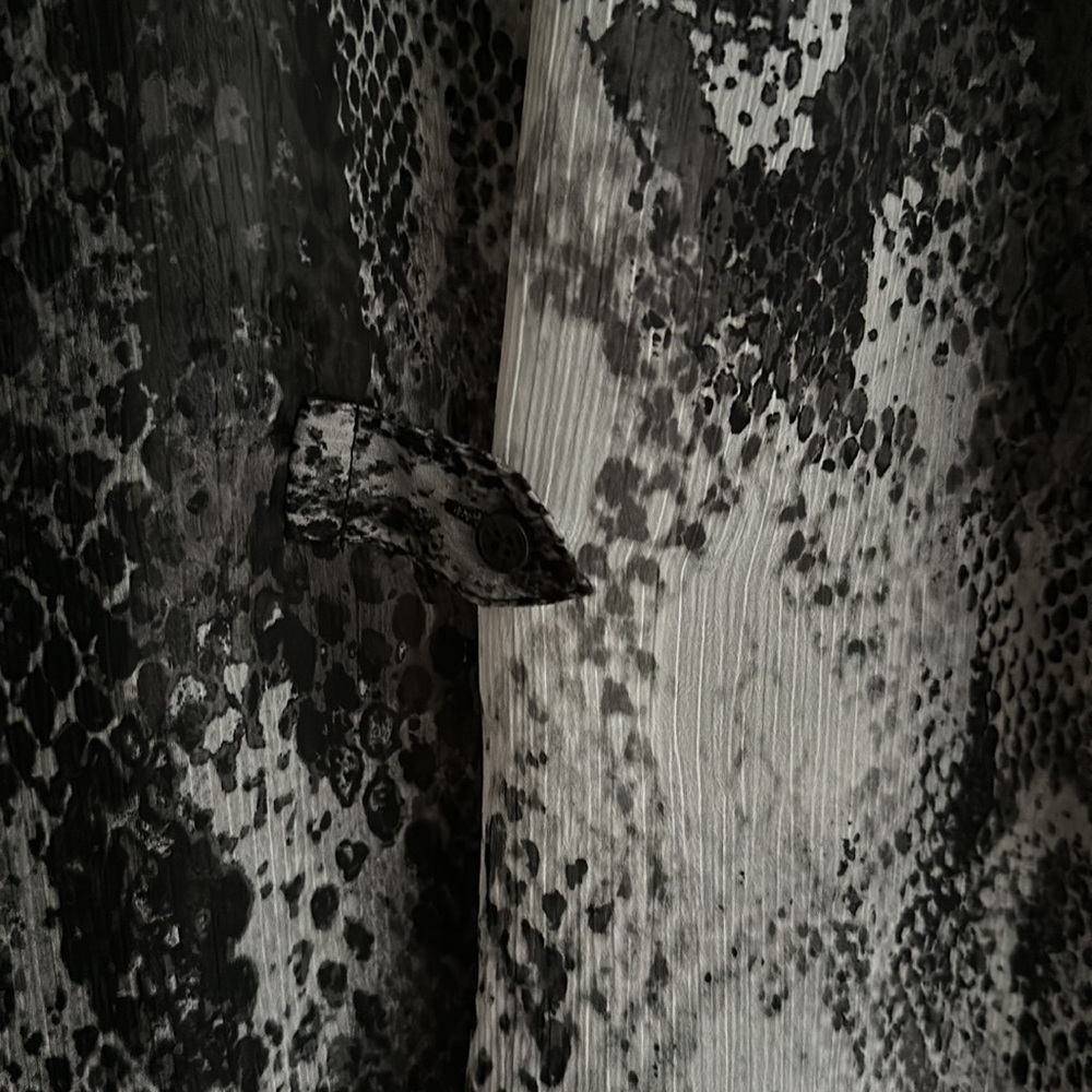Express snakeskin sheer blouse with 2 pockets and button 1/2 down XS - Picture 4 of 7